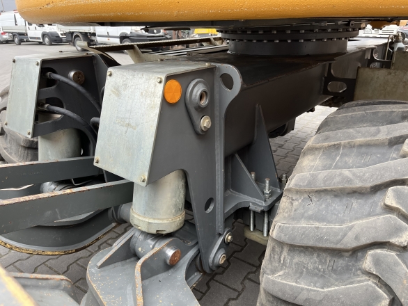 Liebherr A 910 COMPACT