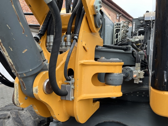 Liebherr A 910 COMPACT