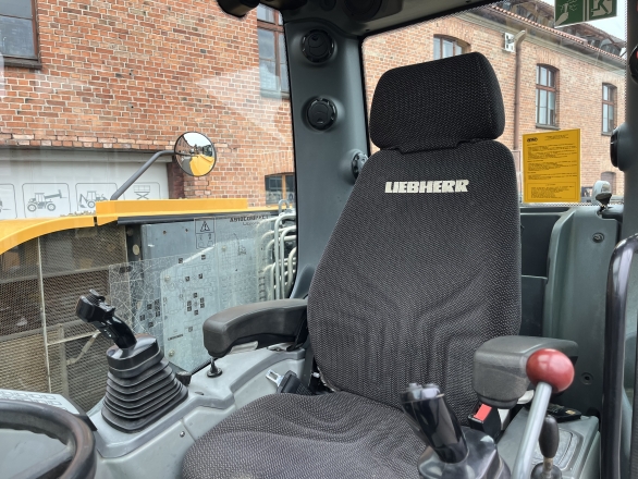 Liebherr A 910 COMPACT