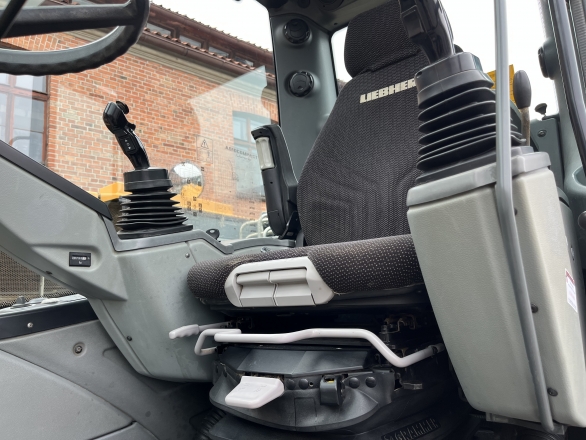 Liebherr A 910 COMPACT