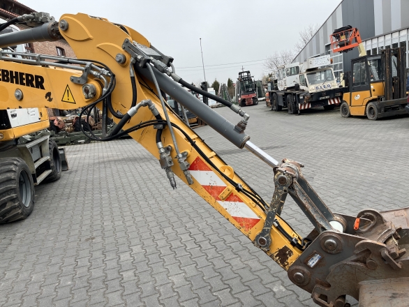 Liebherr A 910 COMPACT